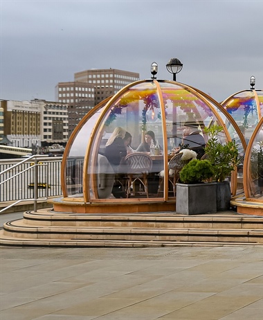 Cena fuori a Londra? si dentro un igloo riscaldato!